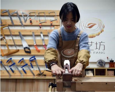 女孩创业当‘木匠’ 翻译服务